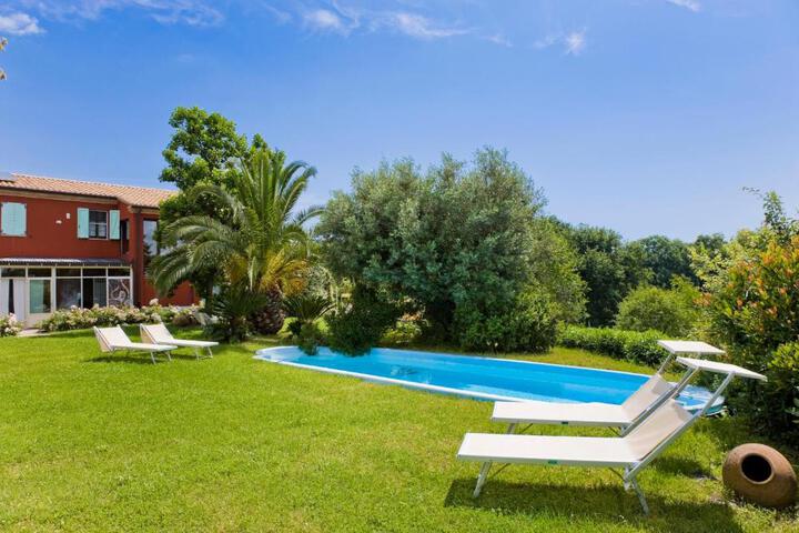Borgo Rosso Country House B & B