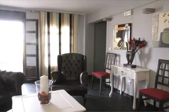 Lounge 49 of 87
