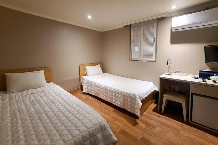 Room 16 of 36