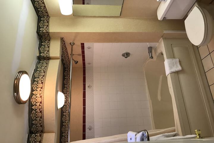 1 Queen Bed (7 of 9)