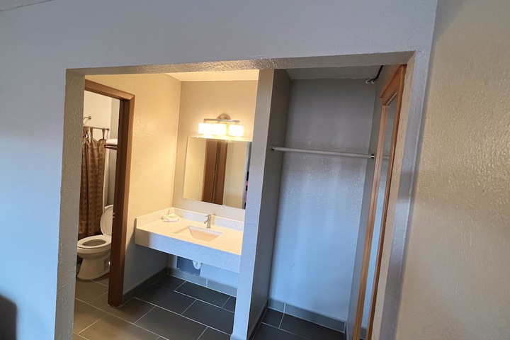 Room 10 of 12