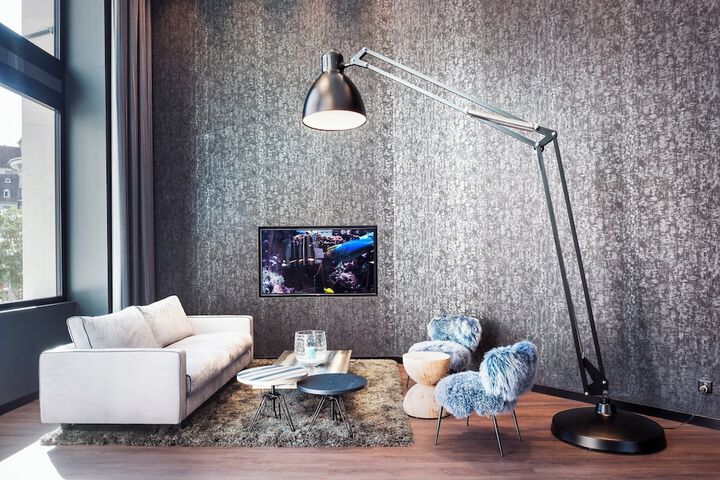 Lounge 33 of 43