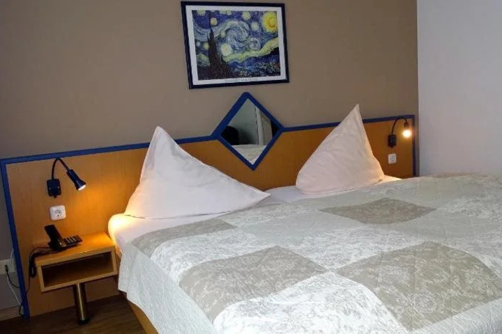 Room 4 of 9