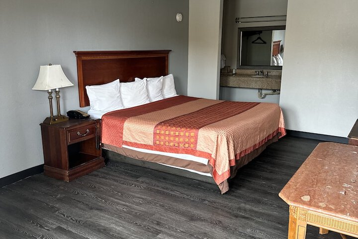 Basic Room 1 King Bed (1 of 9)