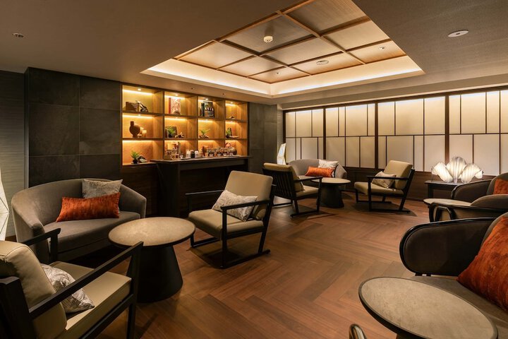 Lounge 70 of 76