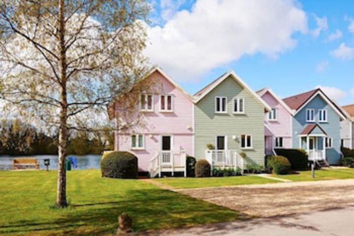 Stylish Family-Friendly Lakeside Retreat in The Cotswold Water Park