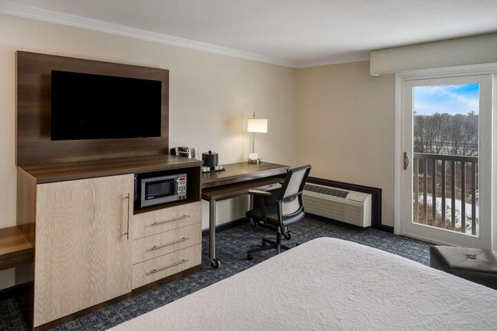 1 King Bed Desk Microwave and Refrigerator WiFi (23 of 24)
