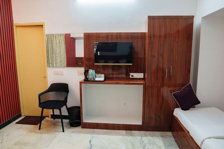 Room 5 of 10