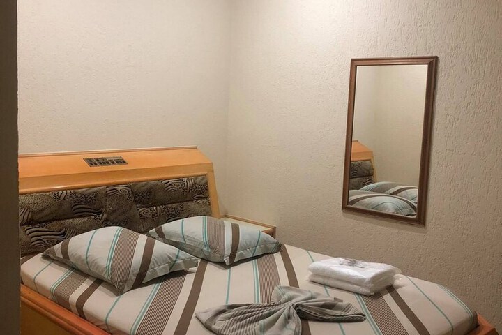 Room 4 of 28