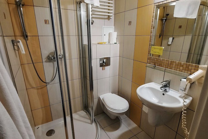 Room 15 of 33