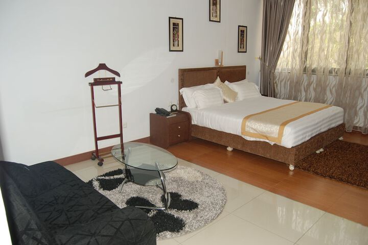 Room 2 of 28