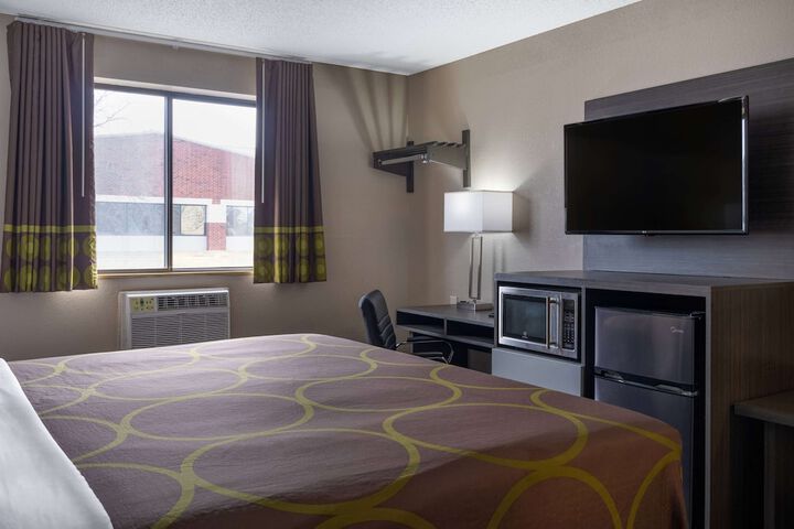 1 King Bed (2 of 20)