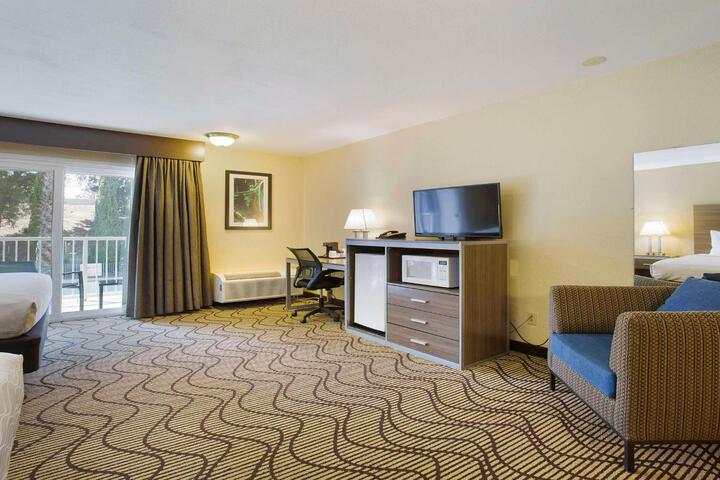 1 Queen Bed Desk Microwave and Refrigerator WiFi Full Breakfast (8 of 21)