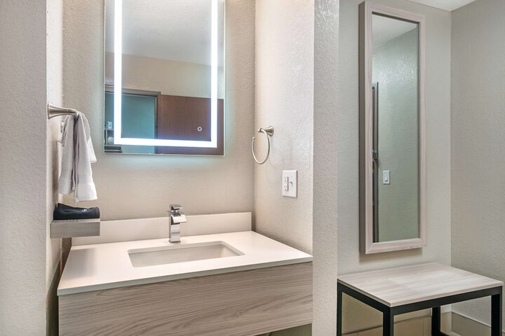Queen Bed Accessible (8 of 14)