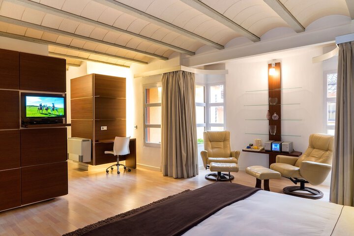 Room 32 of 83