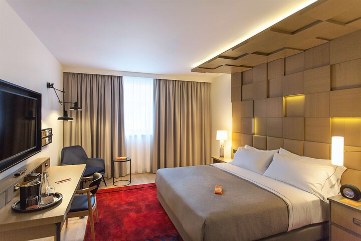 Room 19 of 48