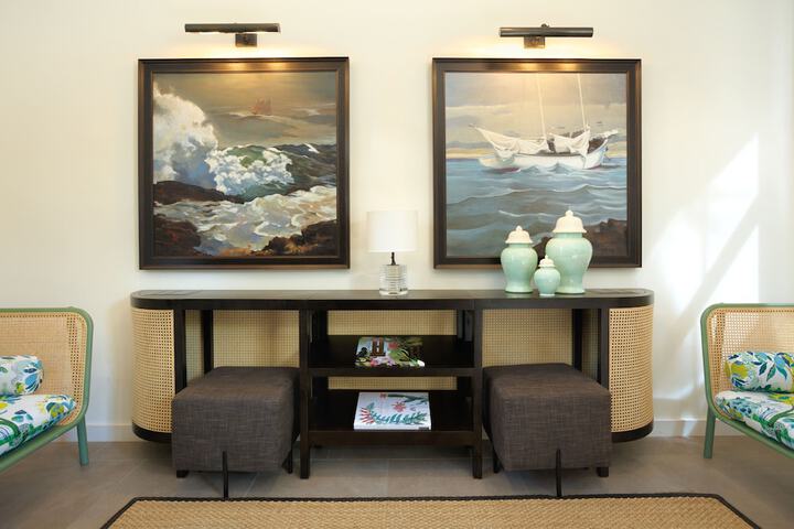 Lobby lounge