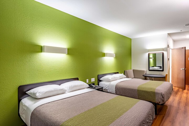 1 Queen Bed (7 of 16)