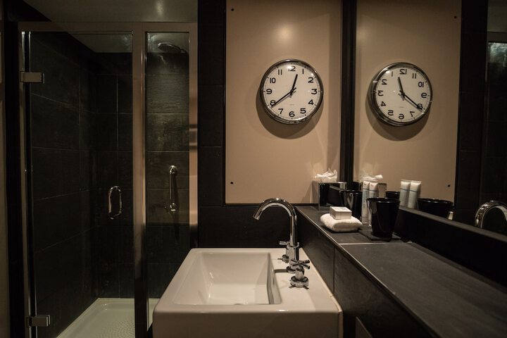 Room 32 of 60