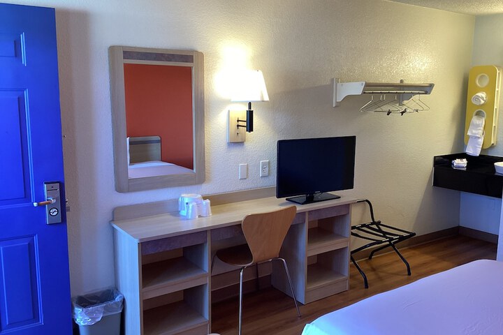 Deluxe Queen Room (5 of 8)