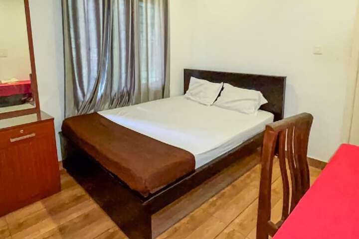 Room 6 of 9