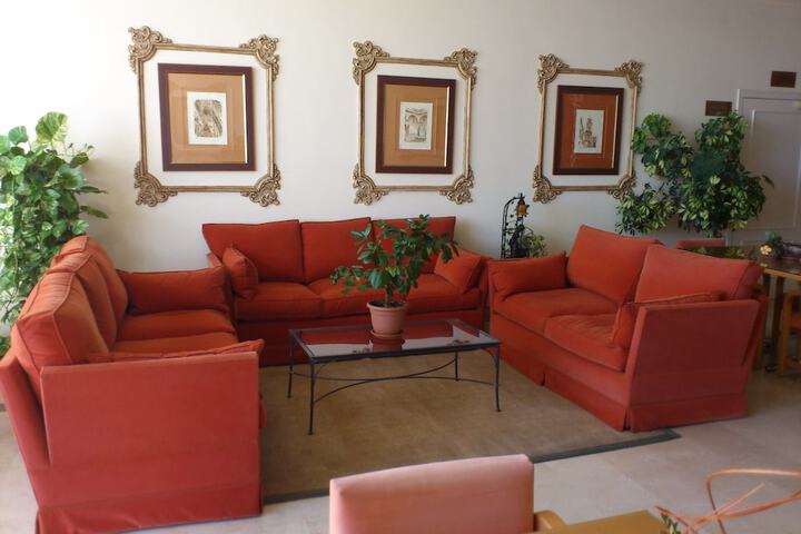 Lounge 33 of 42