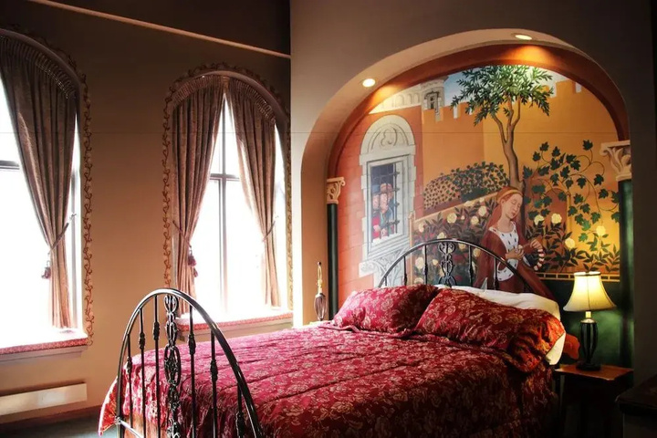 Room 4 of 8