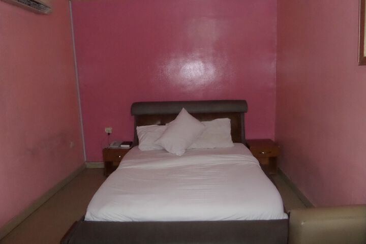 Room 6 of 18