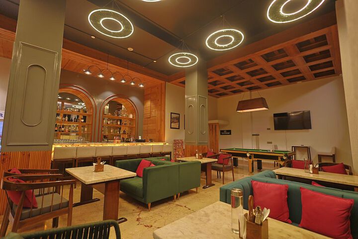 Lounge 128 of 144