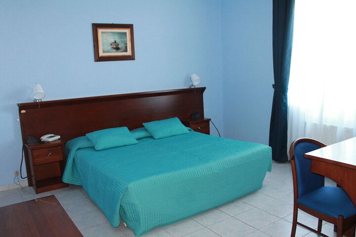 Room 10 of 37