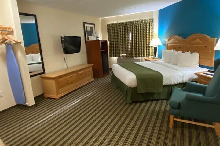 Standard | King Bed (3 of 8)