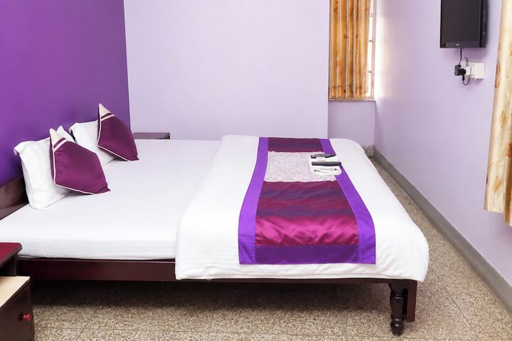 Room 6 of 12