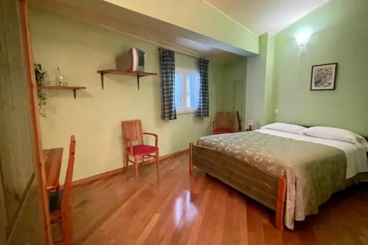Room 5 of 17