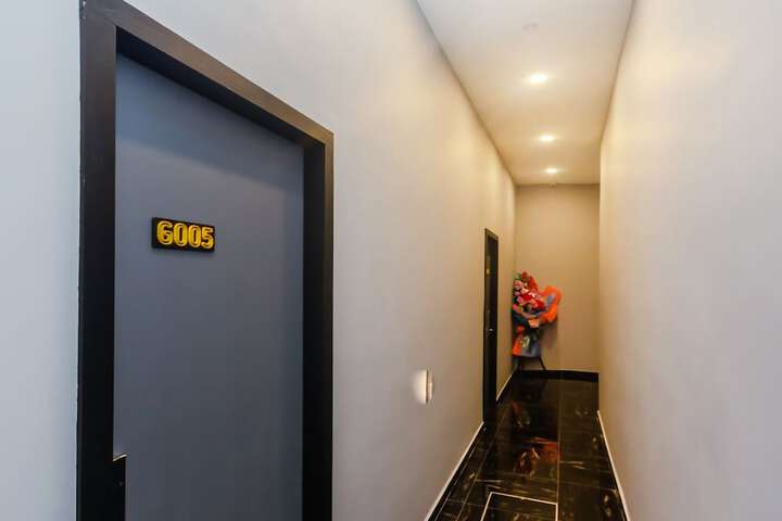 Ballroom/Hall 30 of 34