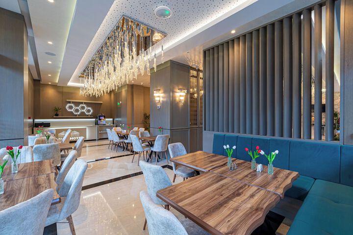 Dining 16 of 19