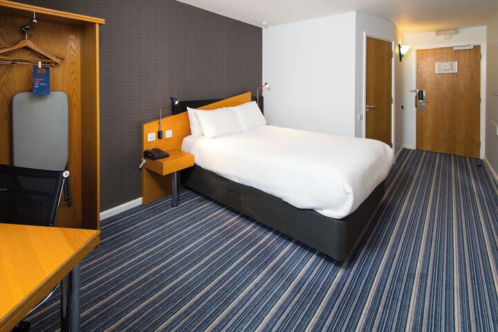 Room 10 of 28