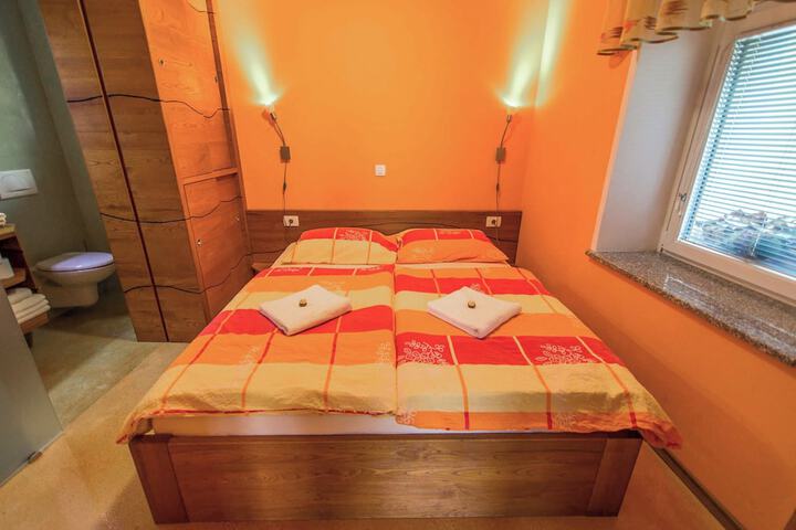 Room 8 of 74