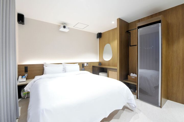 Room 12 of 64