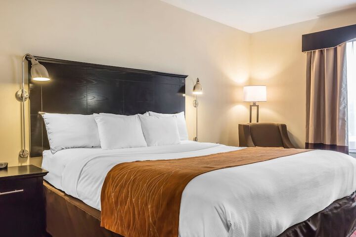 1 King Bed (7 of 17)