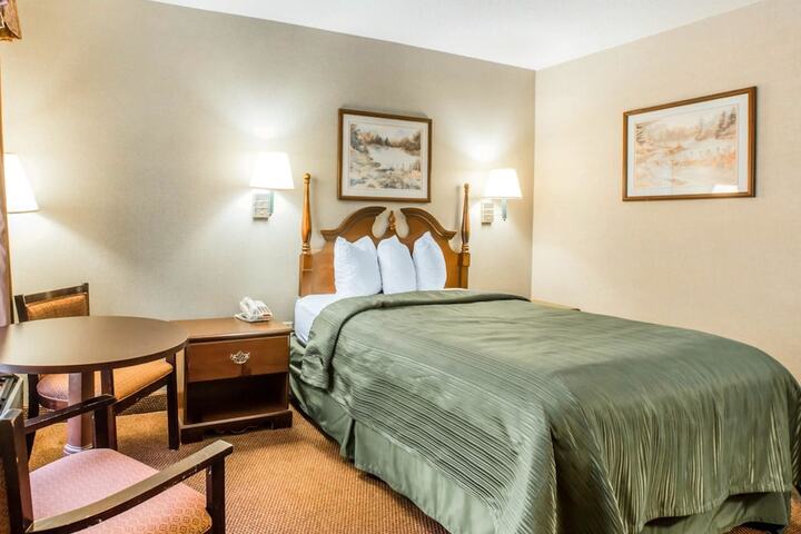 1 King Bed (6 of 8)