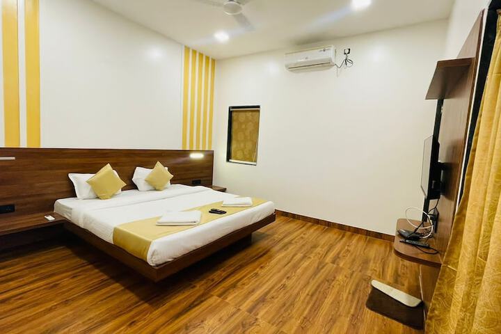 Room 5 of 9