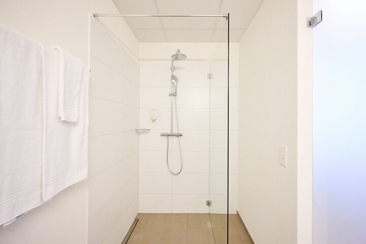 Room 11 of 28