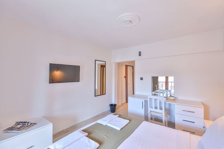 Room 6 of 33