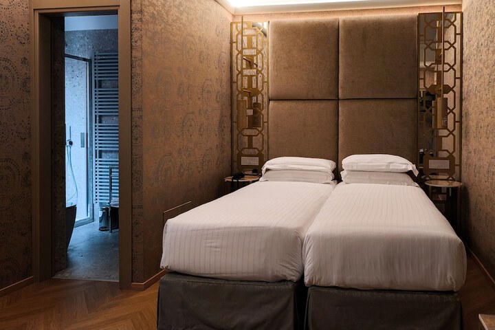 Room 34 of 106