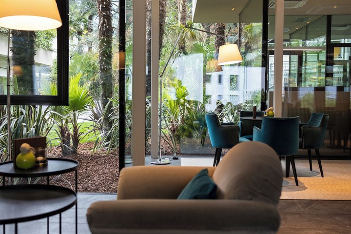 Lobby lounge