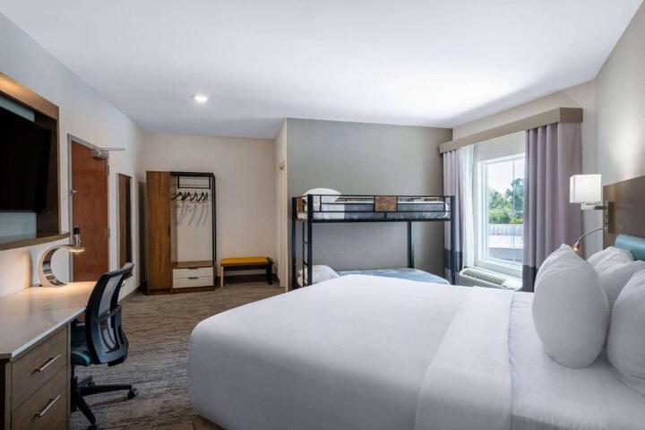 1 King Bed (11 of 18)