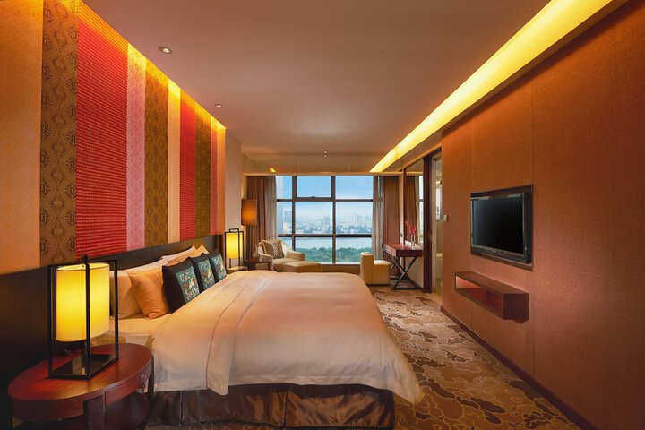 Room 11 of 80