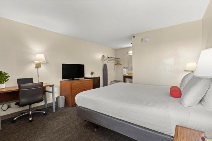 1 King Bed (2 of 6)