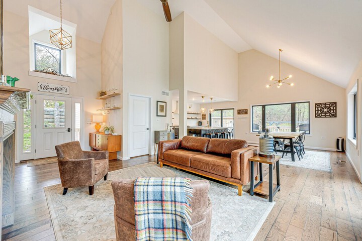 Lakefront Long Pond Home w / Wraparound Deck!