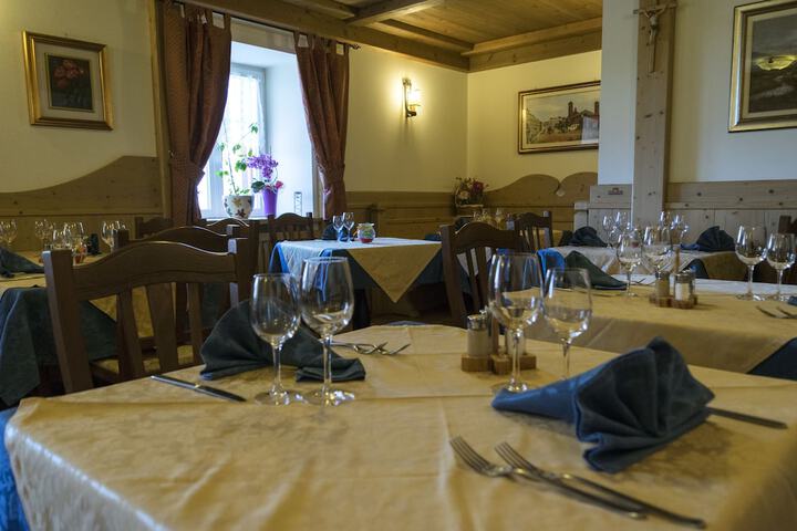 Dining 52 of 58